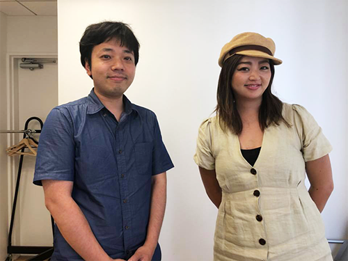 鍛冶彰良課長（左）とＳＮＳ・ＰＲ担当の久多見莉衣氏